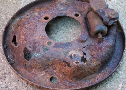 1978 Ford Bronco - Rusted brake drum backing plate with wheel cylinder visible.