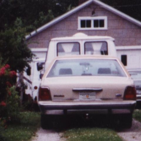 1988 Ford Crown Victoria LTD - My Vic in the driveway during that same Illinois vacation. Circa 1998.