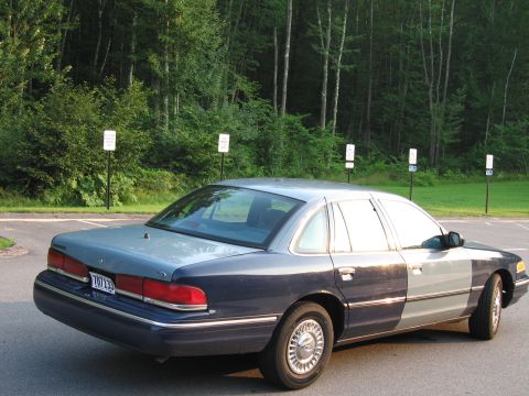 1991 Ford LTD Crown Victoria - This 1991 Ford Crown Victoria LTD has a two-tone paint job and is parked in a lot.