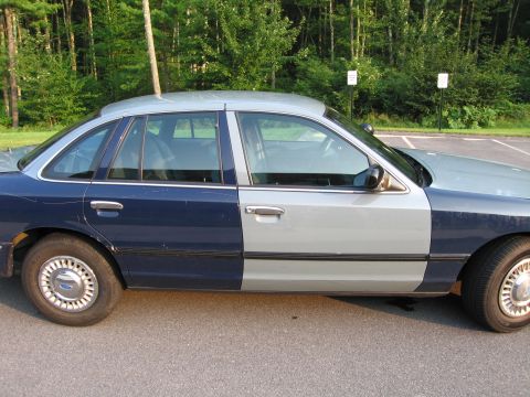 1991 Ford LTD Crown Victoria - This Ford Crown Victoria has a mismatched paint job, with the front and rear sections painted different colors.