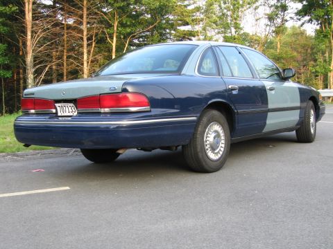 1991 Ford LTD Crown Victoria - This Ford Crown Victoria has a two-tone paint job, with the rear half dark blue and the front half light gray.