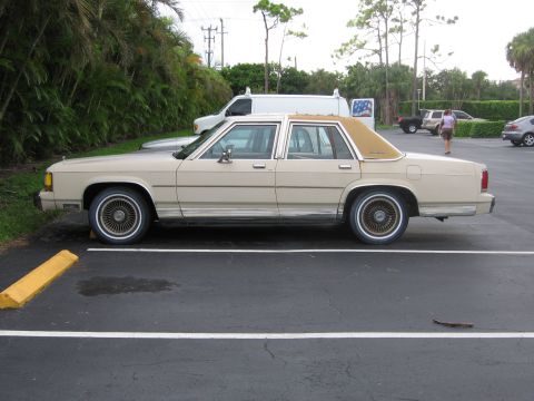 1988 Ford Crown Victoria LTD - The left side of my Vic