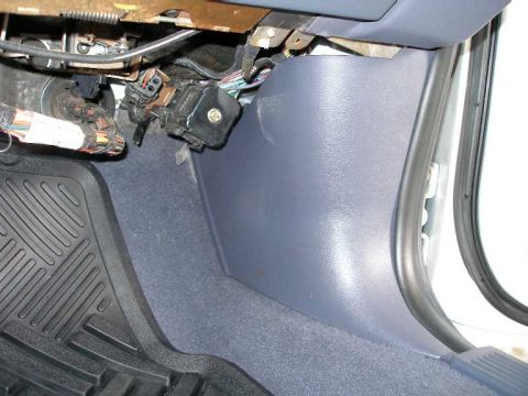2001 Ford Crown Victoria - This panel must be removed to access the dome light wire. It is black with a light blue stripe.