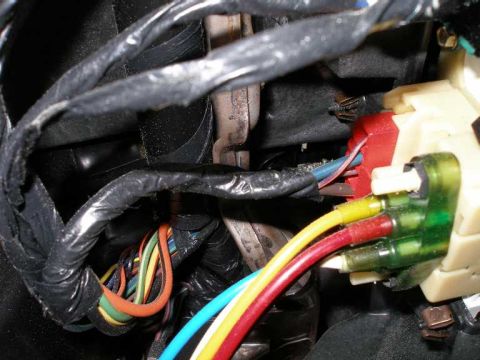 2001 Ford Crown Victoria - Miscellaneous connectors under the dash, visible when the tray is removed