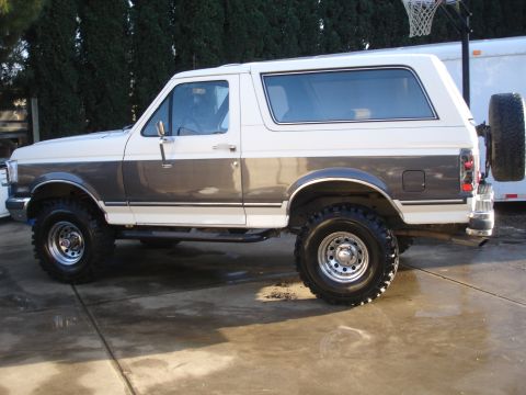 1989 Ford Bronco - This 1989 Ford Bronco is shown from the side, its two-tone paint scheme.