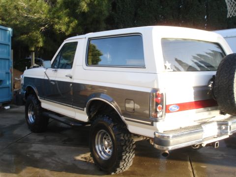 1989 Ford Bronco - This Ford Bronco appears to be from the late 1980s, not a 1989 model as claimed.