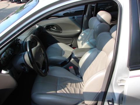 1992 Ford Taurus - The interior of a car is shown, focusing on the driver's seat and passenger seat.