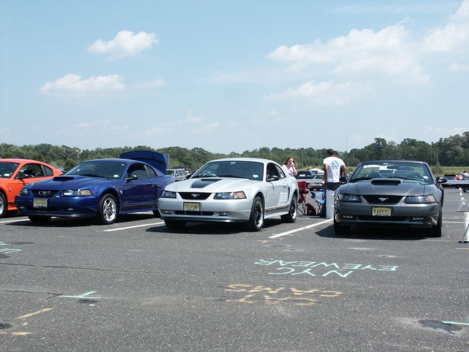 Silver 2001 Ford Mustang with black stripe