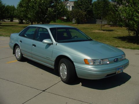 1993 Ford Taurus - This is the front of my car before the Police-Package Grille.