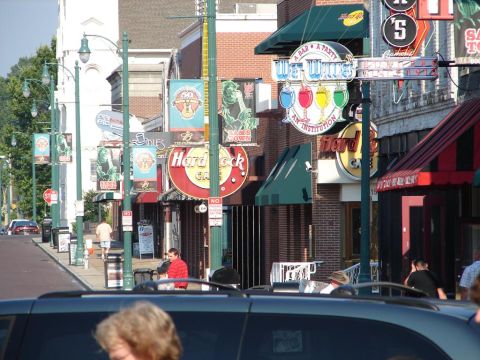 1992 Ford Taurus - A street scene shows various businesses, including a Hard Rock Cafe, with people walking by.