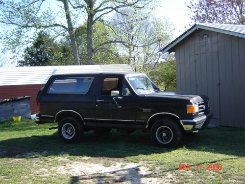 1990 Ford Bronco - different view. drove it home started workin the day i got it. took a couple pics first.