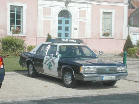 1991 Ford Crown Victoria - small town city hall