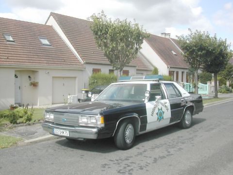 1991 Ford Crown Victoria - small town street