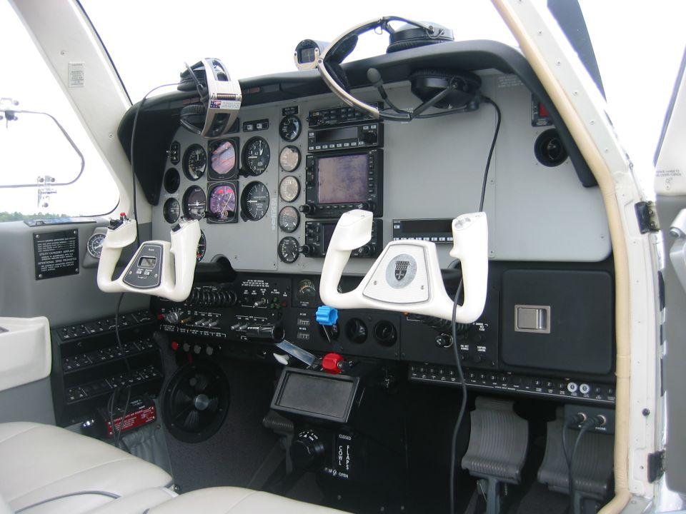 Light-aircraft cockpit with dual yokes, analog gauges and an avionics stack