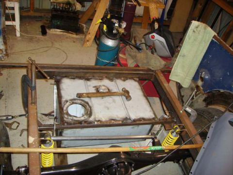 1969 MINI Cooper - Assembled tank in chassis