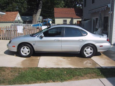 1999 Ford Taurus - Side