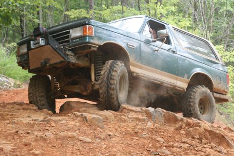 1990 Ford Bronco - Right here is where I discovered that I had busted a hub and didn't have both front wheels pulling.