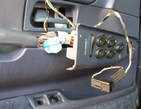 2000 Ford Crown Victoria - unknown connector