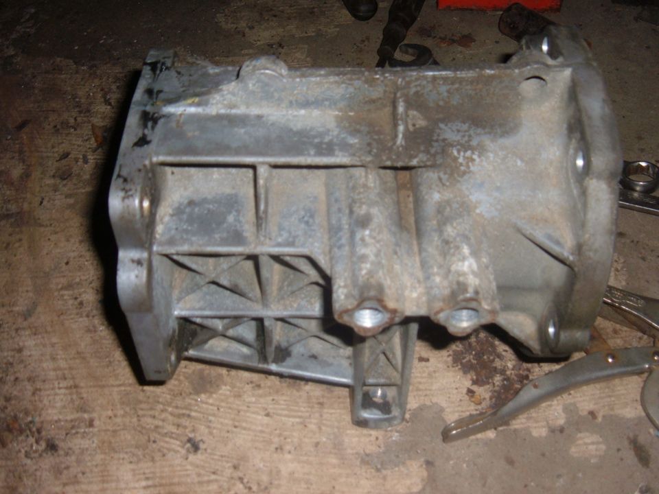 Transmission housing with internal bracing and mounting points