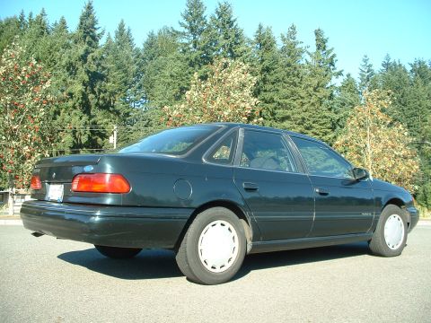 1995 Ford Taurus - This sedan's taillights and body style do not match the 1995 Ford Taurus claim.