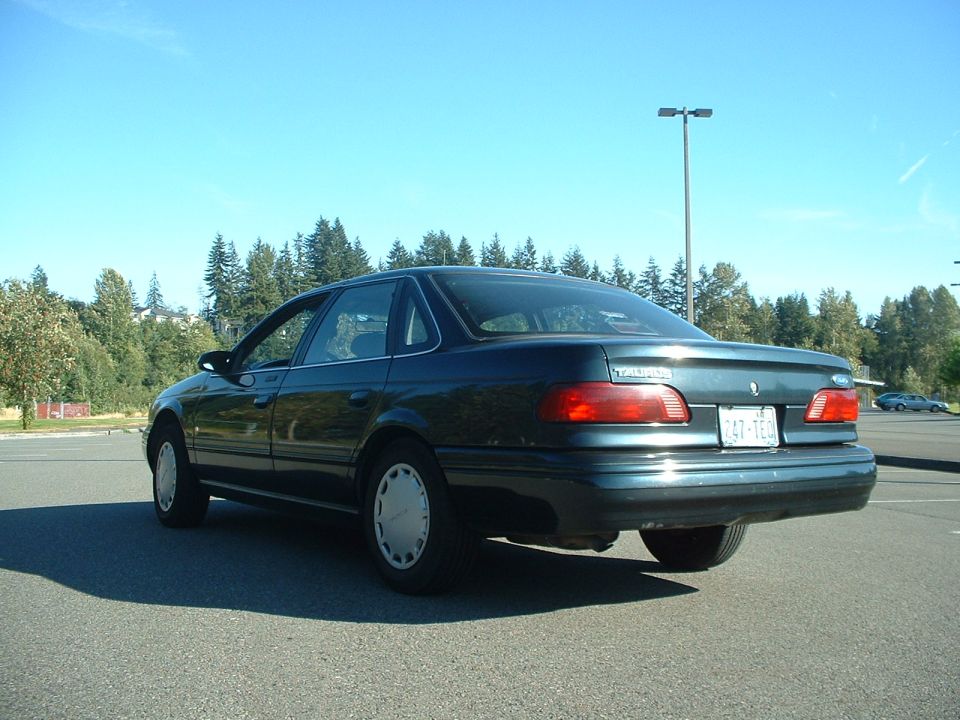 Dark green 1995 Ford Taurus sedan, rear view