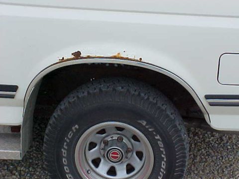 1987 Ford Bronco - Close up of the rust over the rear wheel.