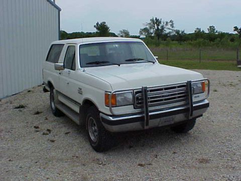 1987 Ford Bronco - Looking at it from the passenger side, you can't tell it needs new paint.