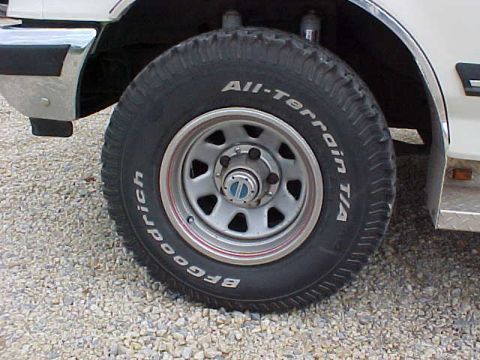 1987 Ford Bronco - Good picture of the Superwinch Manual Hubs I just installed, and the 31x10.5R15 BFG A/T KOs.