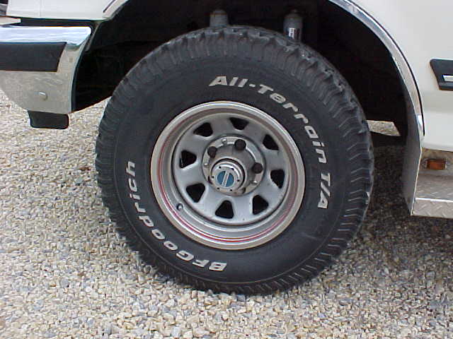 Good picture of the Superwinch Manual Hubs I just installed, and the 31x10.5R15 BFG A/T KOs.