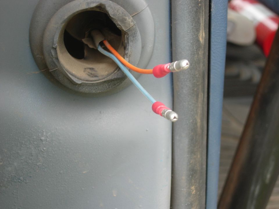 Connectors for the speaker wires (on the cab)