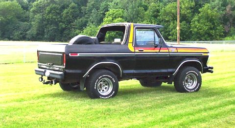 1979 Ford Bronco - This 1979 Ford Bronco features a removable top and a spare tire mounted in the bed.