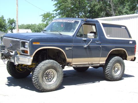1986 Ford Bronco - This lifted 1986 Ford Bronco features a two-tone paint scheme and aggressive off-road tires.