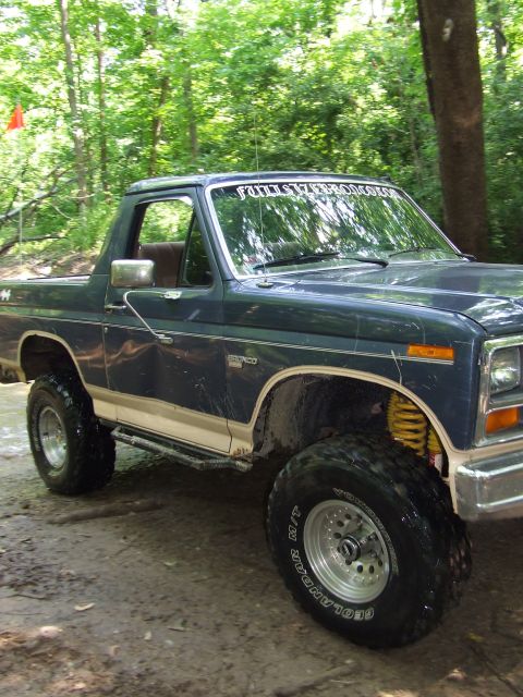 1986 Ford Bronco - This Ford Bronco appears to be from the early 1980s, not a 1986 model as claimed.