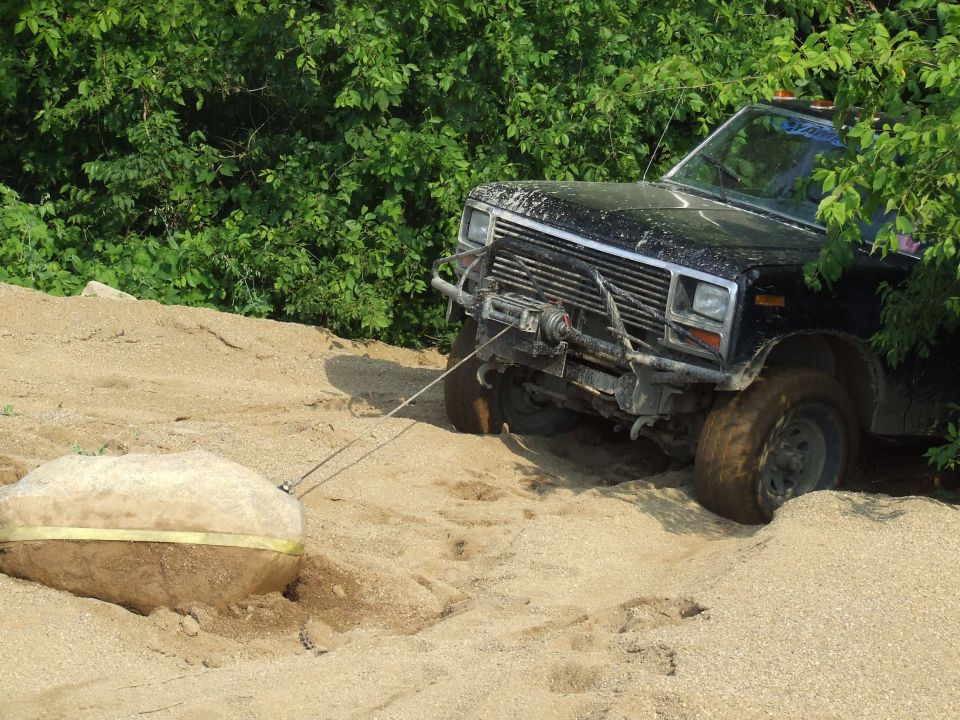 1986 Ford Bronco front winch pulling rock