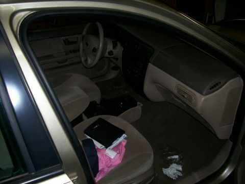 2000 Ford Taurus - Interior view of a 2000 Ford Taurus, the dashboard and seating areas.