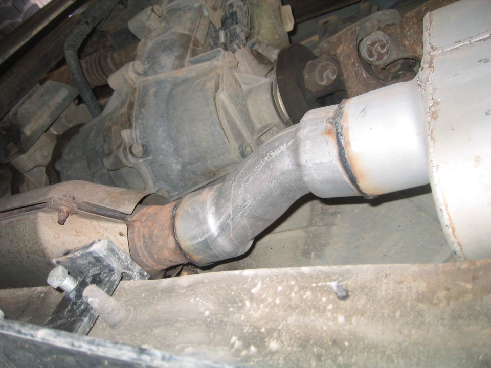 pipe from the cat. coverter to the muffler