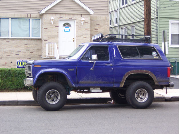 new shot of the truck, custom built rack .....an those dorky side lights are long gone