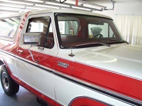 1978 Ford Bronco - This 1978 Ford Bronco features a two-tone red and white paint scheme.