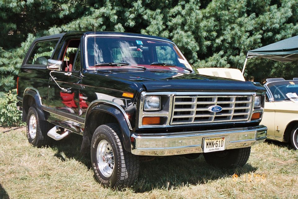 Black Ford Bronco, 3/4 front view, chrome grille and bumper. License plate MNM-61D