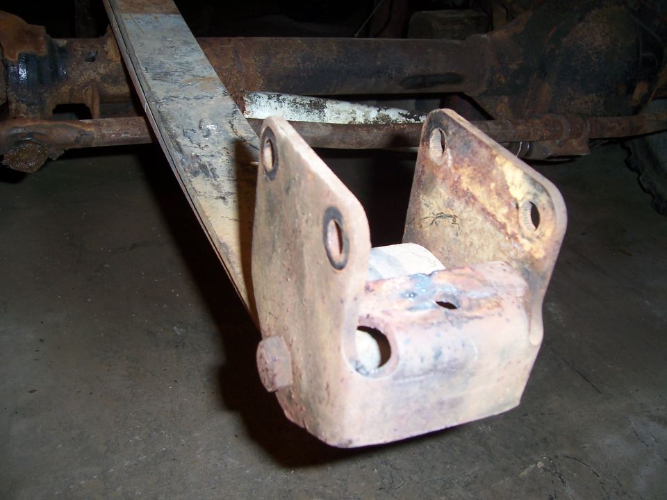 Rusty leaf spring bracket and U-bolt