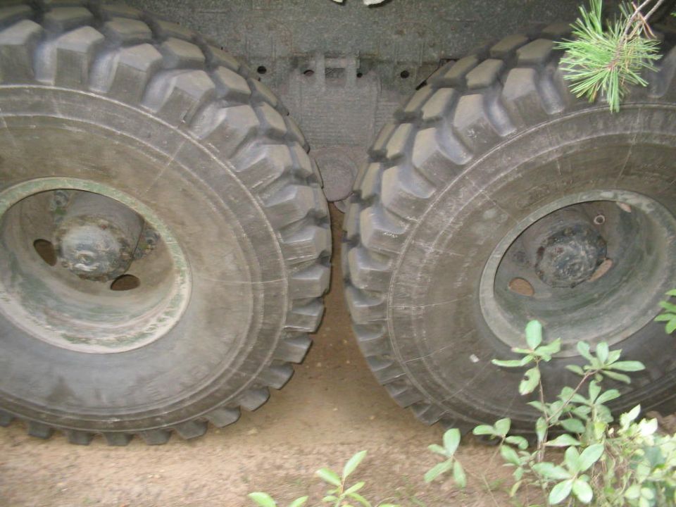 Dual rear tires on a heavy vehicle
