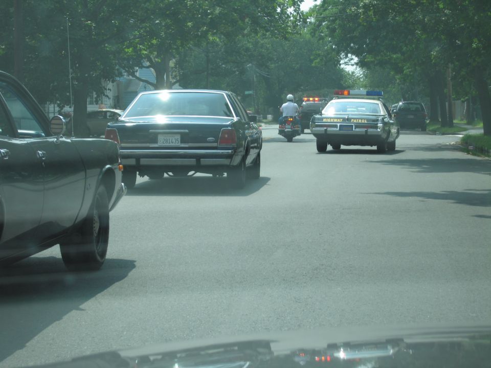 Dark sedan's rear view, license plate 2R1L25, 2001 Ford Crown Victoria