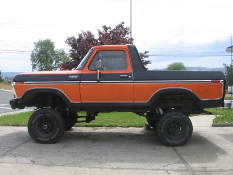 1979 Ford Bronco - This lifted 1979 Ford Bronco features a two-tone orange and black paint scheme.