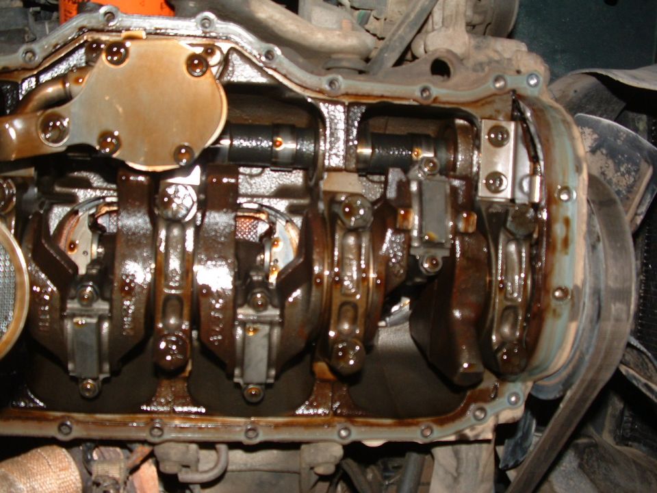 engine's crankshaft and connecting rods with oil