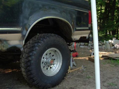 1991 Ford Bronco - This 1992 Ford Bronco shows significant rust and damage to its rear quarter panel and body.