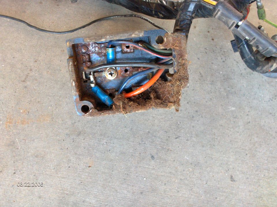 Here you see the back side of the old factory fuse box.