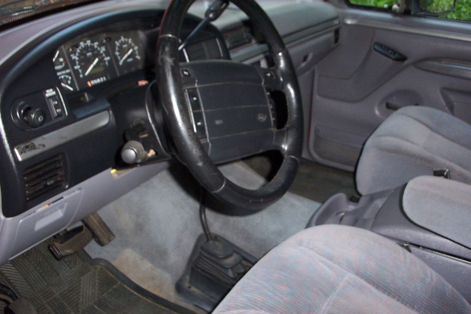 1995 Ford Bronco interior showing dashboard, steering wheel, and seats. "SUPERMOTORS www.supermotors.net" watermark visible