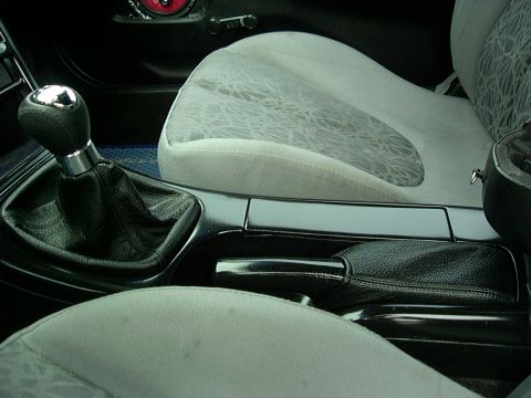 1995 Ford Probe - Interior view of a car, focusing on the gear shifter and seats. Supermotors.net logo is present.