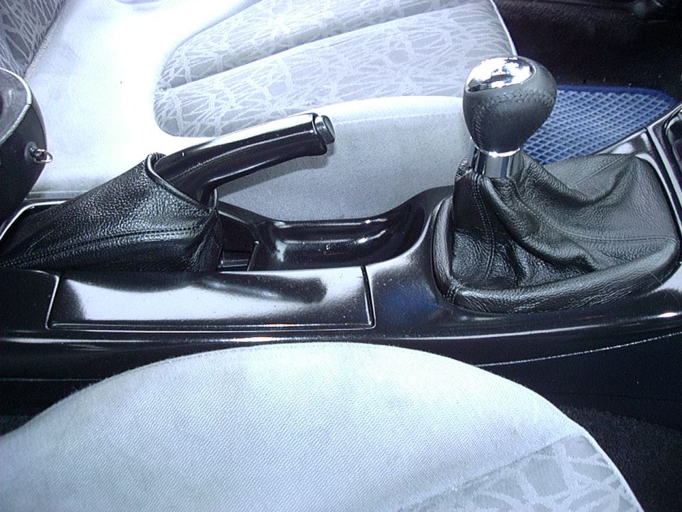 Interior center console with gear shifter and handbrake. Supermotors.net logo visible