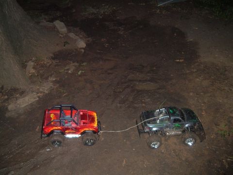 1988 Ford Bronco - Pulling my bud's low battery bronco out of the mud